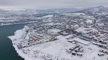 Tunceli'de kar yağışı sonrası okul bahçesi