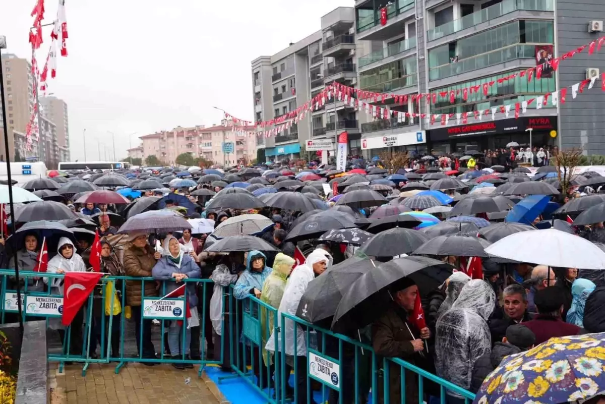 Özgür Özel, Denizli'de Atatürk Bilim Merkezi Açılışında Parti Üyeleriyle Buluştu