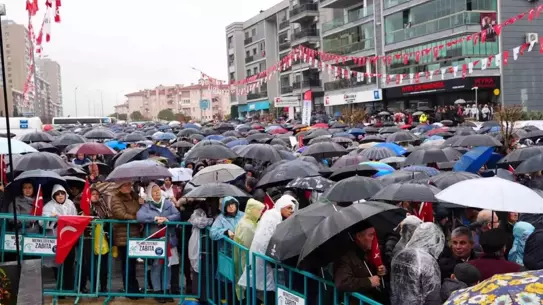 Özgür Özel ve parti üyeleri yağmur altında