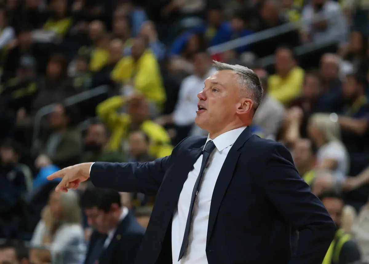Fenerbahçe Beko, Bahçeşehir Koleji'ni 89-58 Skorla Ezdi ve Liderliğini Güçlendirdi