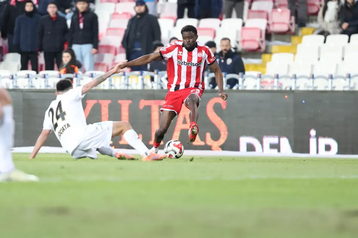 Erzurumspor, Sivasspor'u Kırmızı Kartın Ardından 2-0 Mağlup Etti