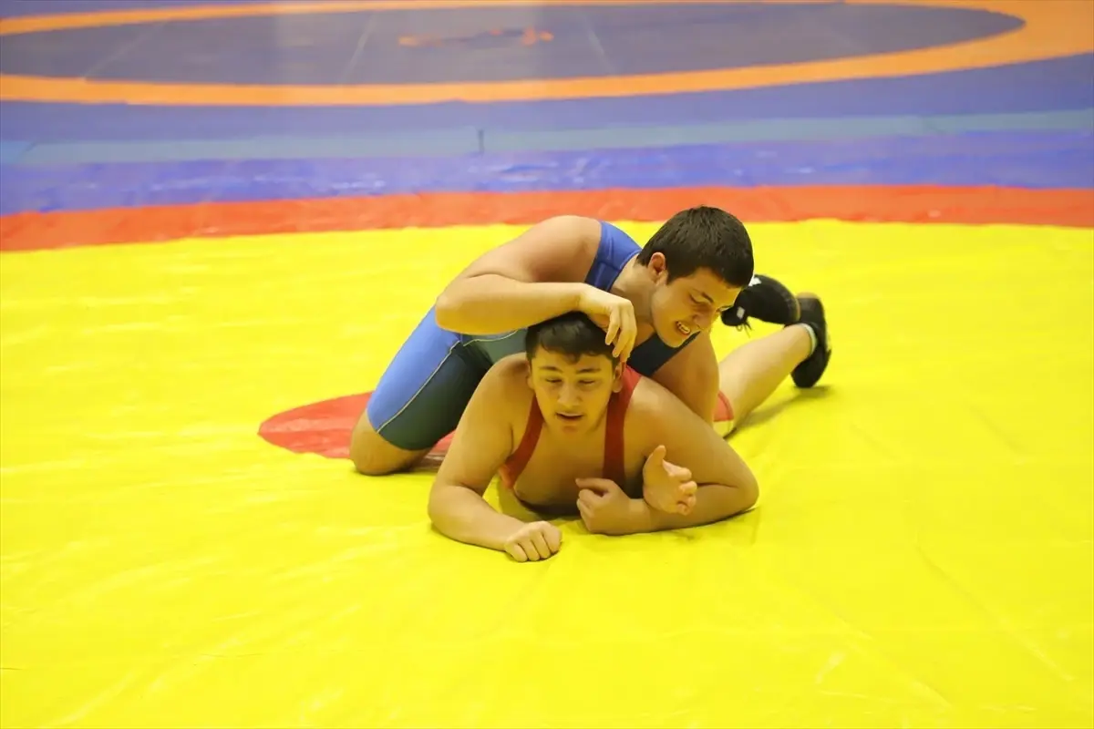 Karabük’te Okul Sporları Güreş Grup Müsabakaları Görkemli Bir Finale Ulaştı