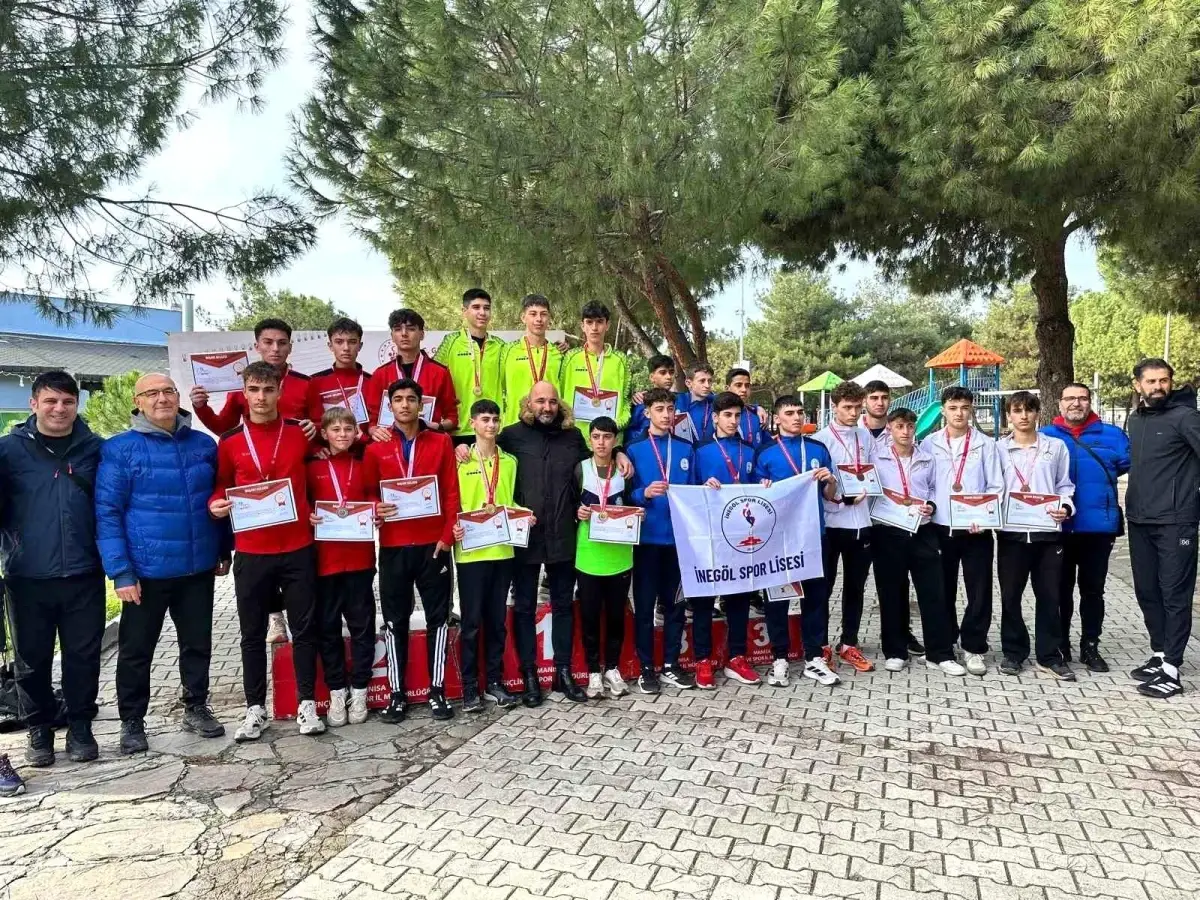 Akhisar'da Okul Sporları Kros Yarışları Coşku Yarattı, 322 Sporcu Türkiye Şampiyonası'na Hazırlanıyor