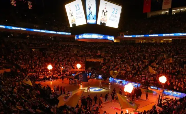 Stadyum içinde hazırlıklar ve ekip çalışması