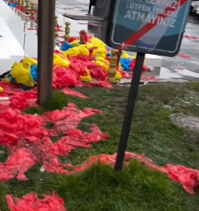 Stadyum içinde yağmurlukların yere atılması