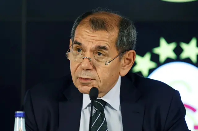 Taraftarların yağmurlukları incelerken