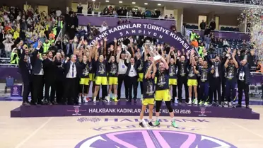 Fenerbahçe Opet oyuncularının kupa sevinci