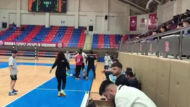 Hakem kırmızı kart gösterirken