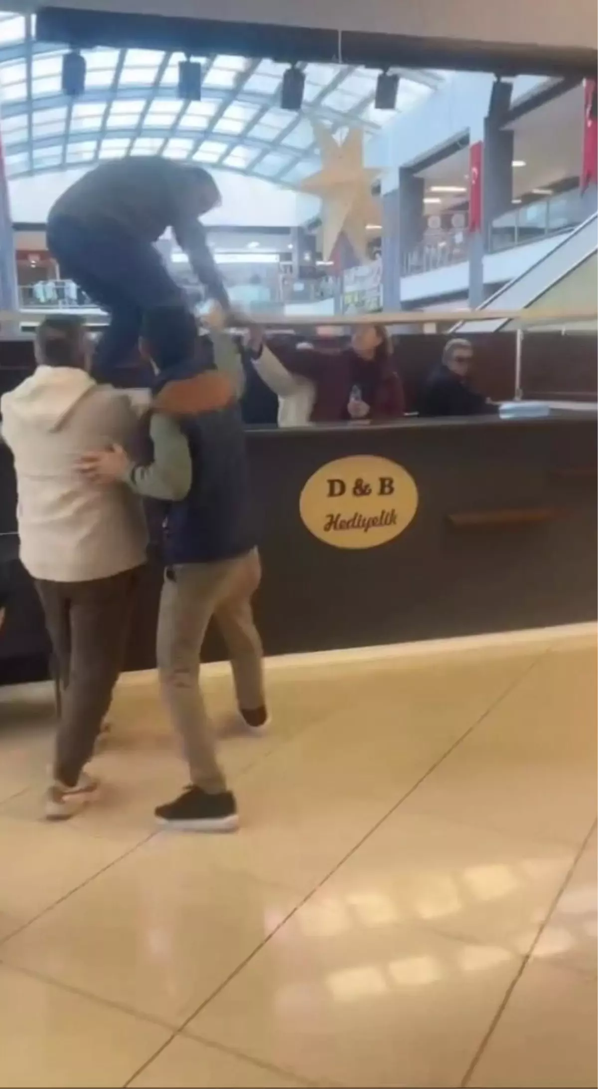 Beylikdüzü Alışveriş Merkezinde Yer Kiralama Tartışması ve Biber Gazı Olayı