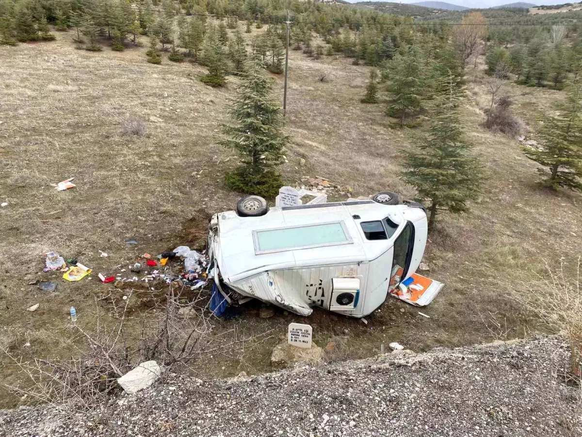 Şarkikaraağaç'ta Kaygan Yolda Kamyonet Kontrolünü Kaybetti, 3 Kişi Yaralandı