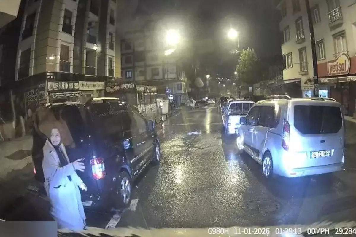 Pendik’te Servis Minibüsüne Yönelen Saldırı: Sürücü Camı Yumrukladı