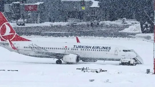 THY uçakları bulutlu gökyüzü