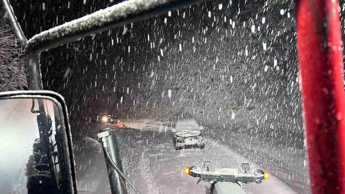 Amasya Merzifon’da Karla Kaplı Yolda Mahsur Kalan Aile Güvenliğe Çıkarıldı