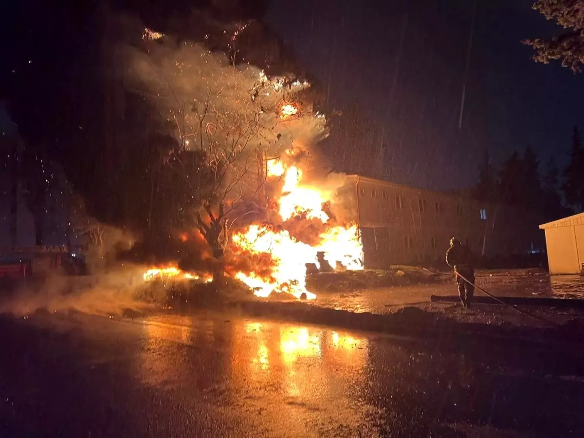 Antakya’da Şantiye Yangını Hızlı Müdahale ile Kontrol Altına Alındı