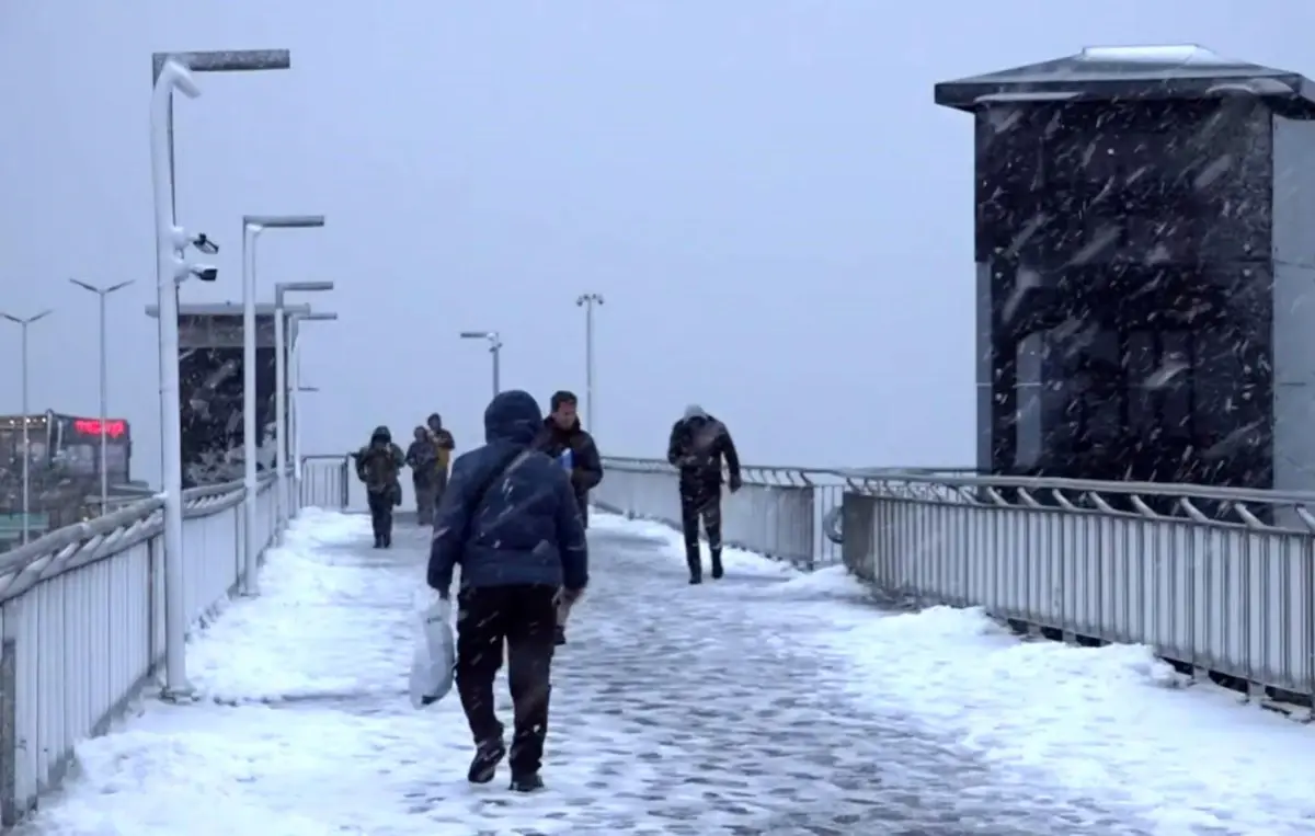 Beylikdüzü'nde Kar Fırtınası Metrobüs Üst Geçidini Felçlendirdi