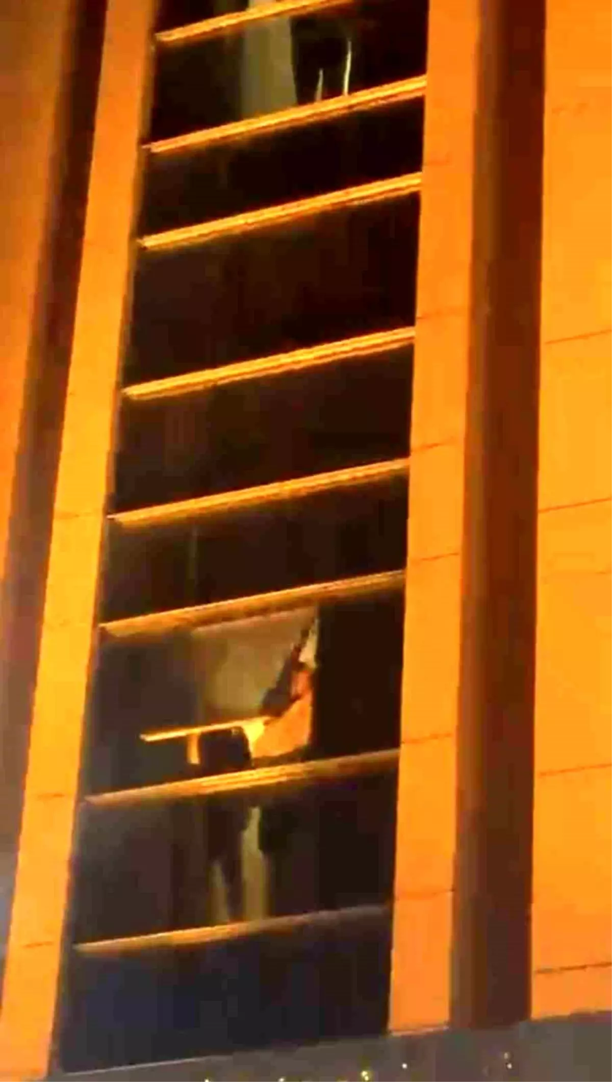 Bursa Nilüfer'de Otel Yangını: Üst Katlarda Kalan Vatandaşlar Acil Çıkış Bekliyor