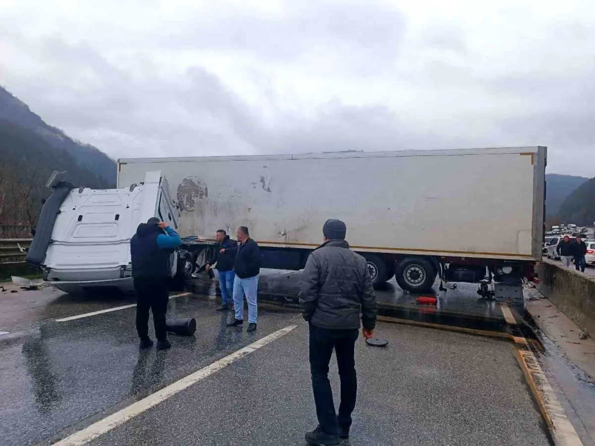 Bilecik‑Sakarya Yönünde D‑650 Trafik Kazası Yol Kapatılmasına Neden Oldu