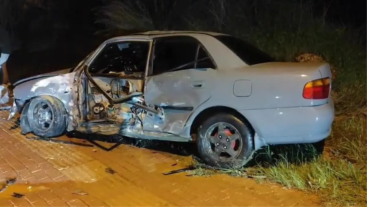 Manavgat'ta Direksiyon Kaybı Sonucu Araç Direğe Çarptı, Şans Eseri Yaralanan Yok