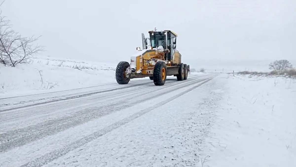 Edirne'de Kar Yağışı Şehri Donduruyor: Yol Açma Çalışmaları Hız Kesmeden Devam Ediyor