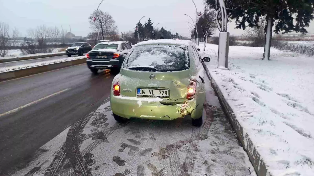 Edirne'de Kar ve Buzlu Yollarda 9 Araç Zincirleme Kazaya Karşı Trafik Durduruldu