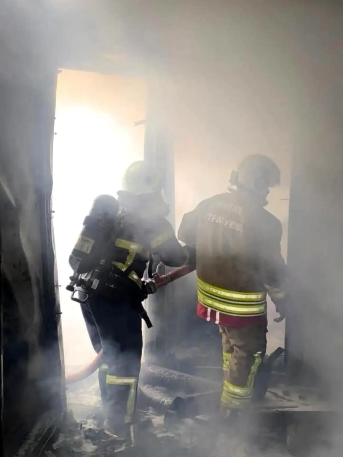 Hatay Samandağ’da Depremzedelere Ait Konteyner Yangınla Yok Oldu