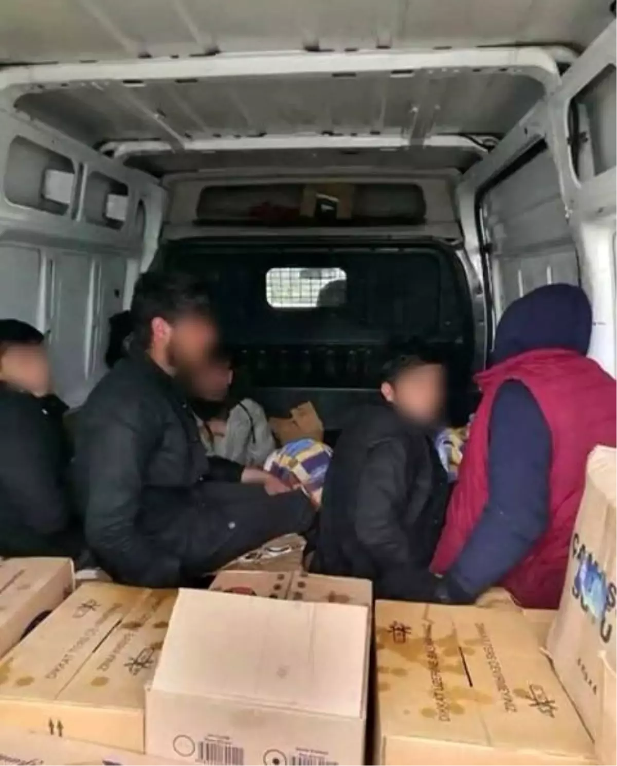 Hendek'te Minibüste Yakalanan 6 Düzensiz Göçmen ve Tutuklanan Organizasyon Üyesi