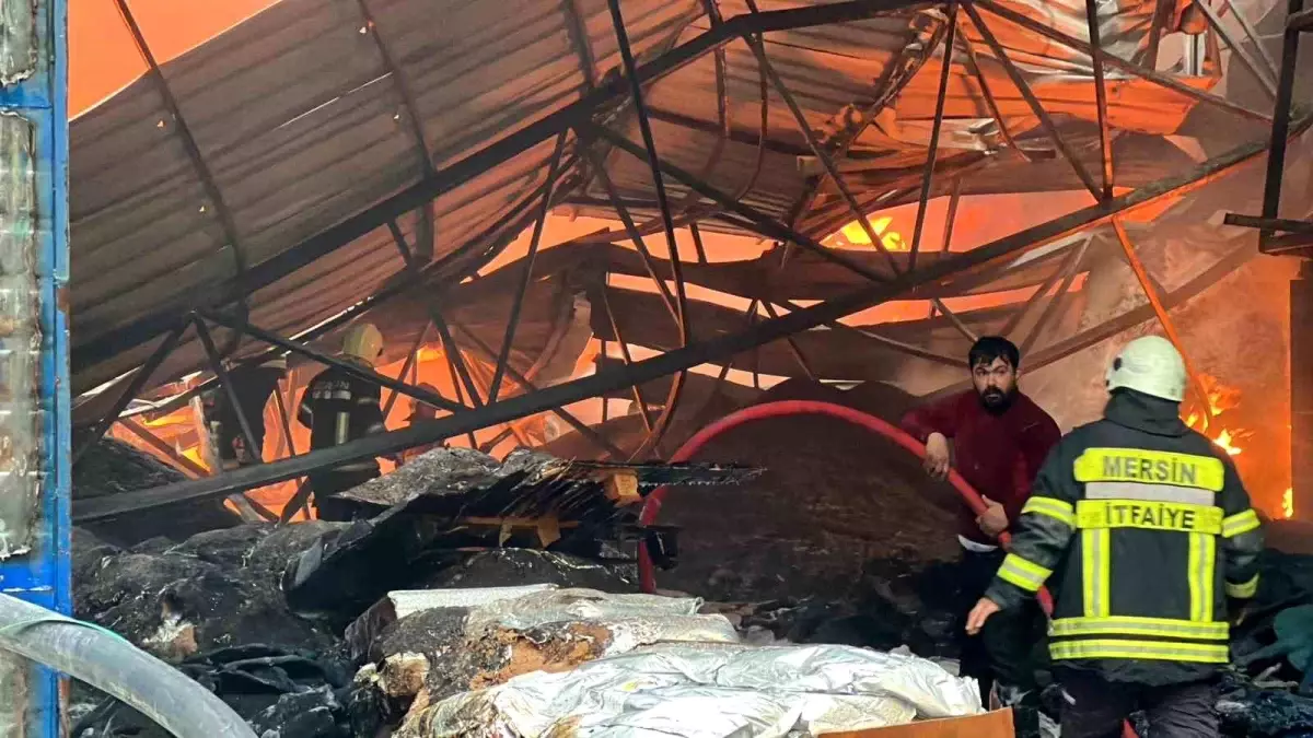 Mersin Toroslar'da Plastik Atık Deposu Yangını: Çok Sayıda İtfaiye Ekibi Olay Yerinde