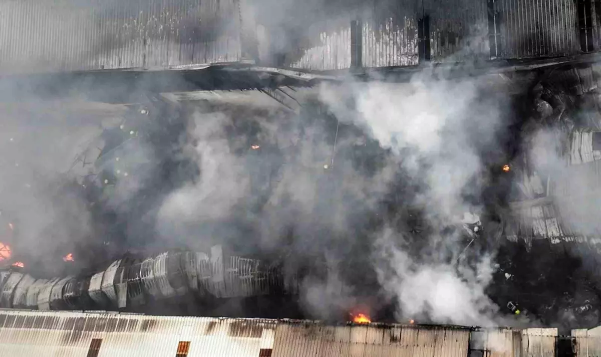 Mersin Toroslar'da Geri Dönüşüm Tesisindeki Yangın Hızla Söndürüldü