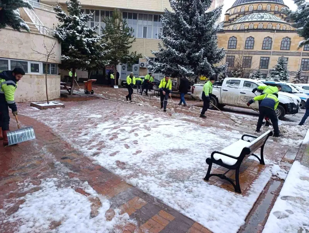 Sorgun Belediyesi Karla Mücadele Ekipleri Şehrin Sokaklarını Temizliyor