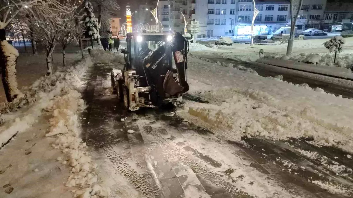 Yozgat’ta Kar Temizleme Çalışmaları Hız Kesmeden Devam Ediyor