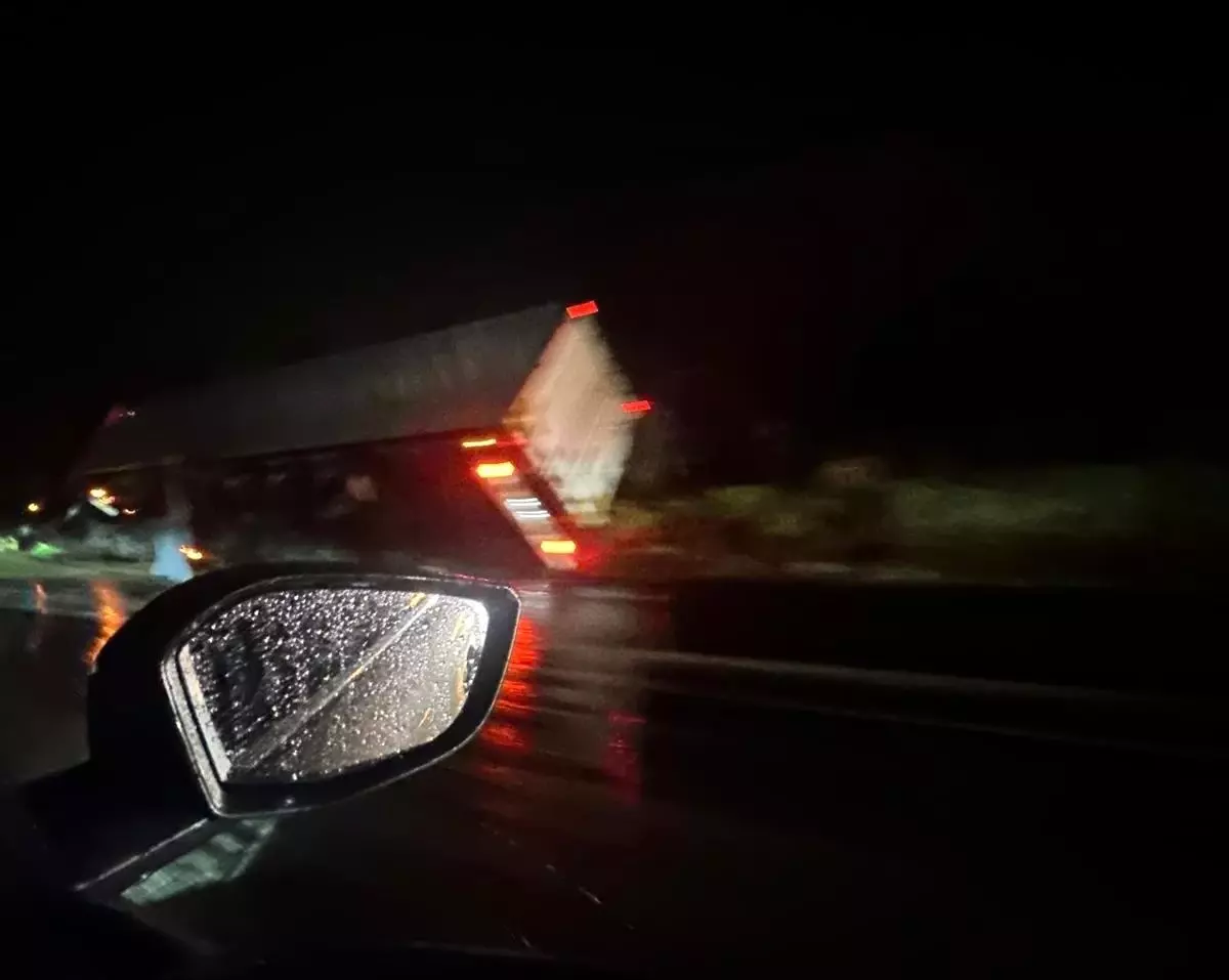 Denizli'de Şiddetli Fırtına Yüksek Gerilim Hattını Devrerek Geniş Kapsamlı Elektrik Kesintisine Yol Açtı