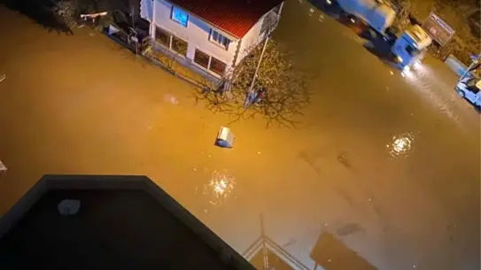 Adana’da sel sonrası su birikintileri ve mahsur kalan araçlar