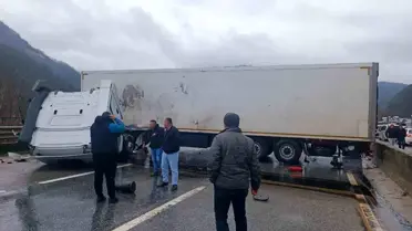 Kazanın ana görüntüsü, yol kapalı işaretiyle