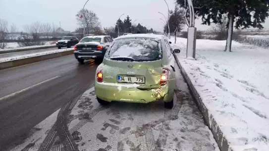 Edirne'de Kar ve Buzlu Yollarda 9 Araç Zincirleme Kazaya Karşı Trafik Durduruldu