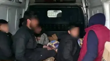 Polis memurları göçmenleri kontrol ederken