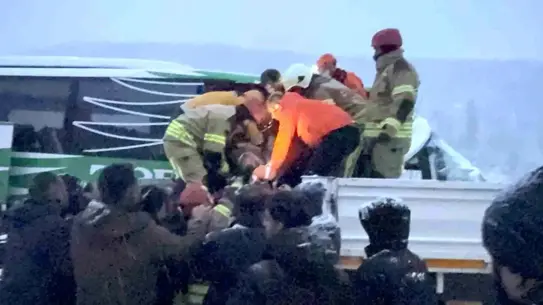 Tokat'ta Karlı Yolda Otobüs Kaydı ve Tıra Çarptı