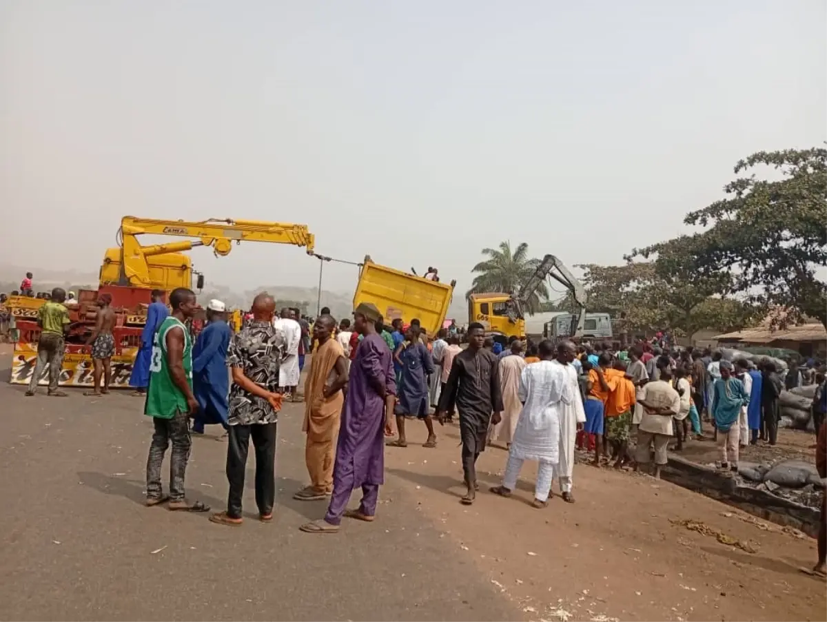 Abuja’da Kontrolden Çıkan Kömür Yüklü Kamyon 12 Hayatı Alarak Büyük Trafigi Sarsıyor
