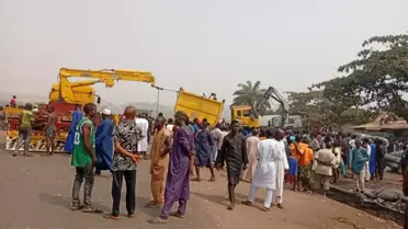 Kömür yüklü kamyonun çarptığı araçlar