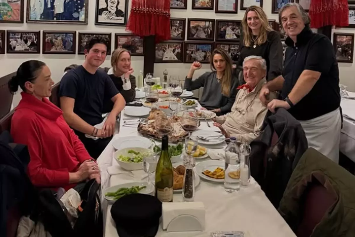 Rahmi Koç ve Torunları Lüks Balık Restoranında Şaşırtıcı Fiyatlarla Karşılaştı