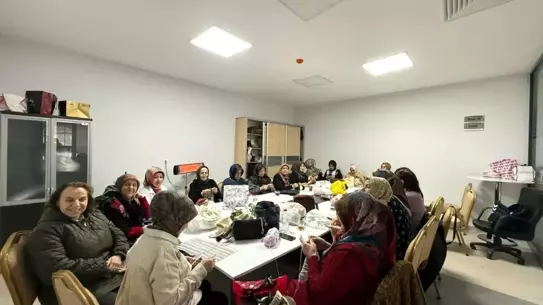 El sanatları atölyesinde çalışan kadınlar