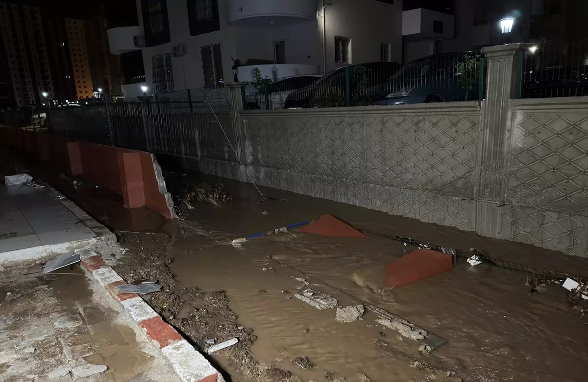 Adana Sarıçam’da Şiddetli Sağanak Sonrası Site Sular Altında Kaldı, İstinat Duvarı Çöktü