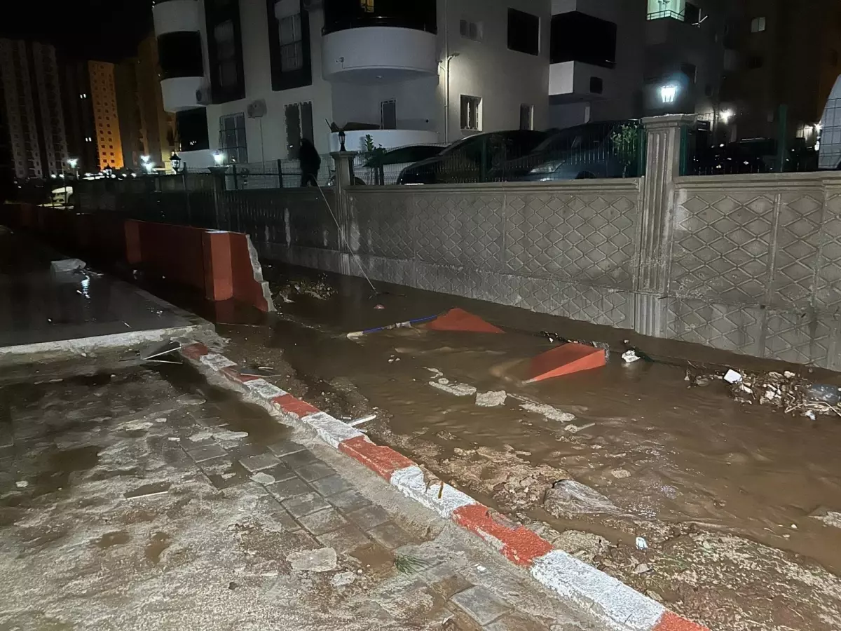 Adana’da Şiddetli Yağış Sonrası Site Zemin Katı Sularla Kaplandı