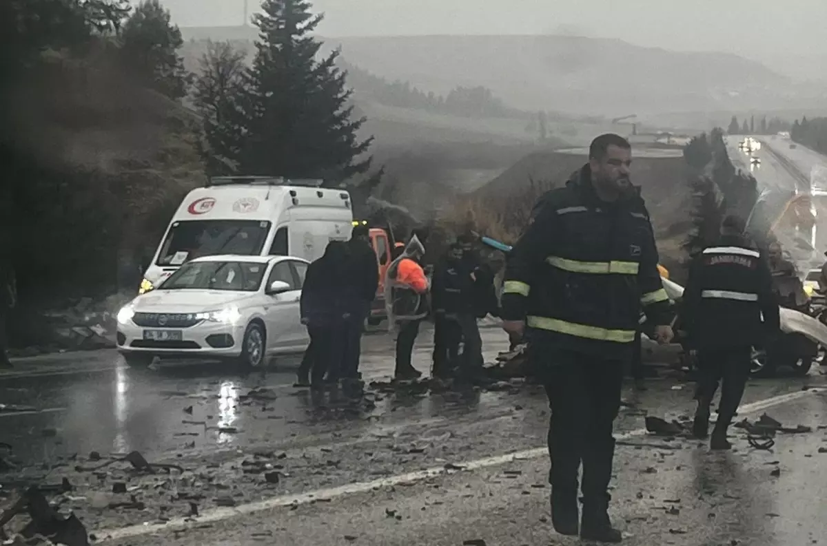 Kahta'da Otobüs ve Otomobil Çarpışması: 3 Kişi Hayatını Kaybetti, 3 Yaralı