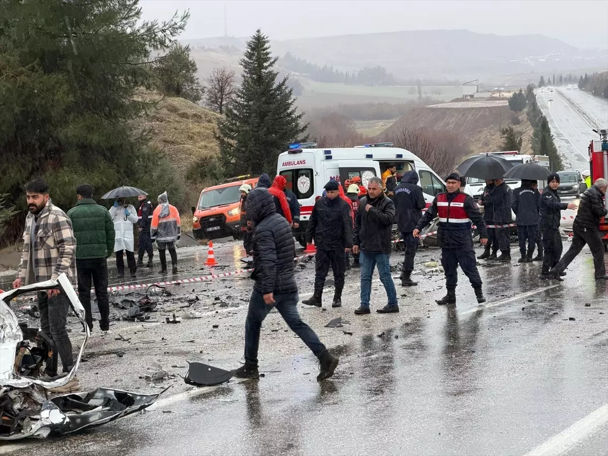 Adıyaman'da yolculuk trajedisi: Otobüs ile otomobil çarpıştı, 3 kişi yaşamını yitirdi