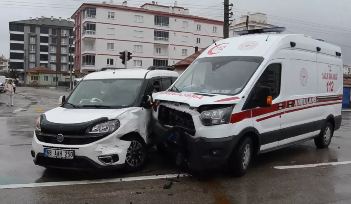 Aksaray’da Ambulans ve Ticari Araç Çarpıştı: 8 Kişi Yaralandı