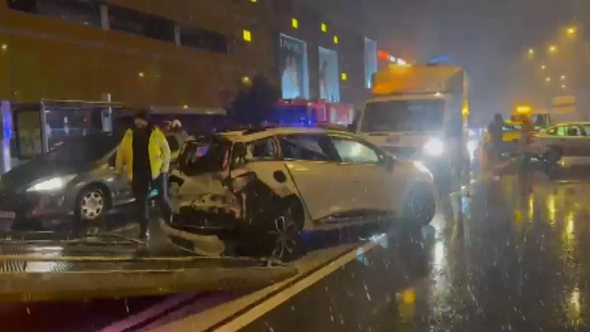 Beylikdüzü D-100'de Zincirleme Trafik Kazası: İki Araç Çarpıştı, 2 Yaralı