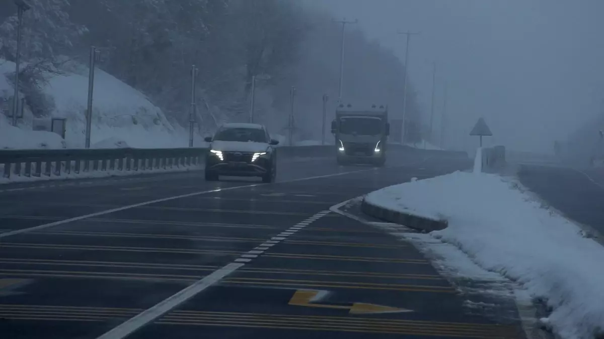 Bolu Dağı'nda Yoğun Sis Görüş Mesafesini 30 Metreye Düşürdü