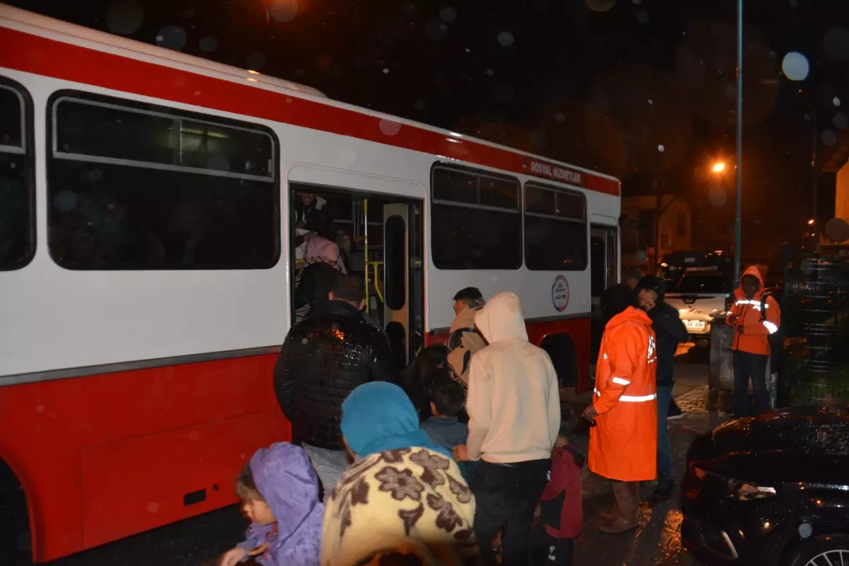 Mersin'de Sağanak Yağış Sonrası Tarım İşçileri Güvenli Bölgelere Tahliye Edildi