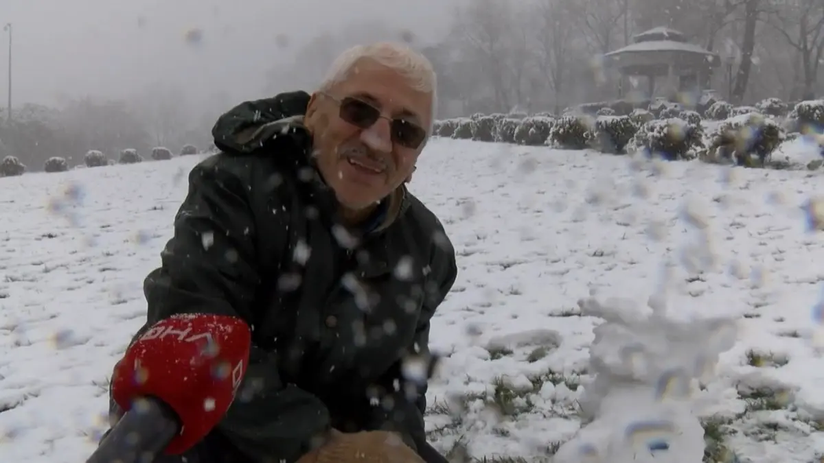 Çamlıca Tepesi'nde Kar Yağışı Şehrin Sokaklarını Bembeyaz Bir Cennete Dönüştürdü
