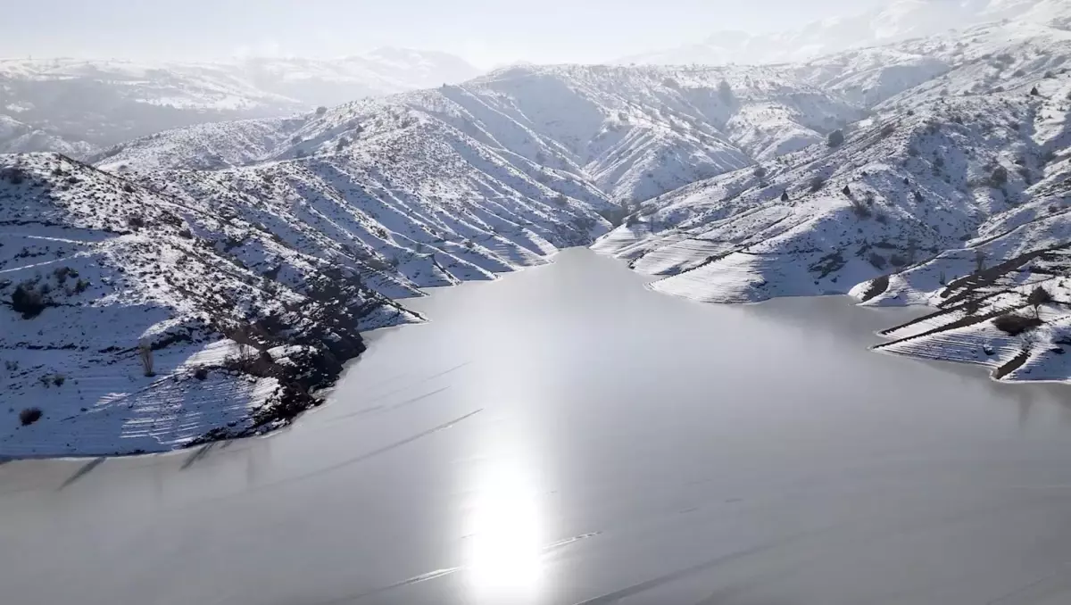 Erzincan’da Donmuş Baraj Görüntülendi: Drone Kameraları Buzlu Manzarayı Kaydetti